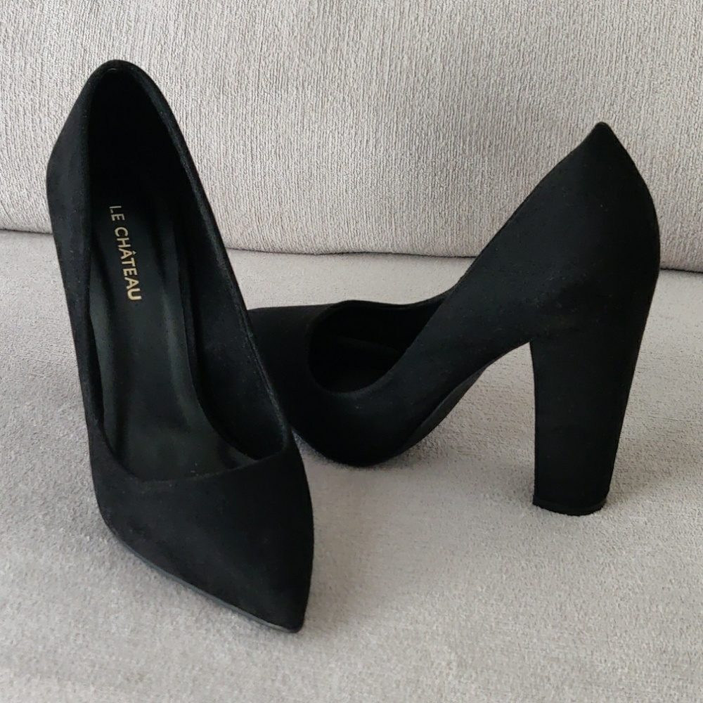 Black suede Le Chateau chunky heel shoes